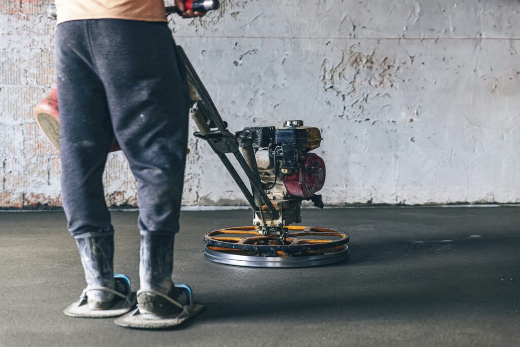 Polishing process on a Greenwich concrete floor by Jak’s Colors.